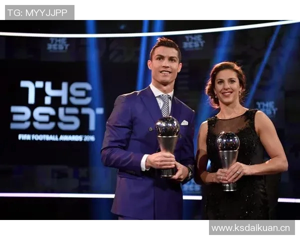 C罗身着西装出席白宫晚宴与美国防长亲密合影引发热议